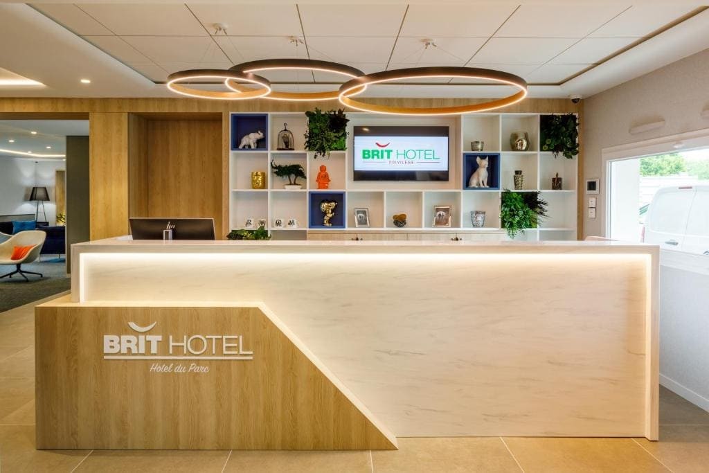 Réception moderne et lumineuse du Brit Hôtel, conçue par JoyDesign Intérieur.