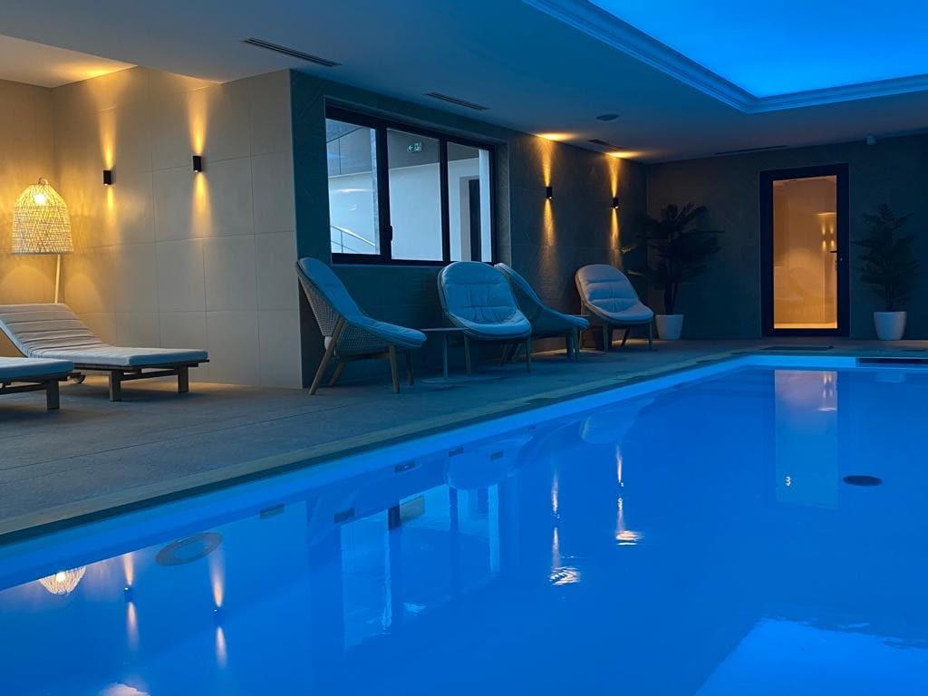 Piscine intérieure du Brit Hôtel, conçue par JoyDesign Intérieur.