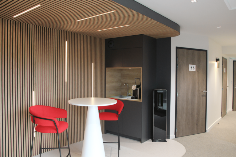 Coin café moderne dans un espace de bureaux conçu par JoyDesign Intérieur.