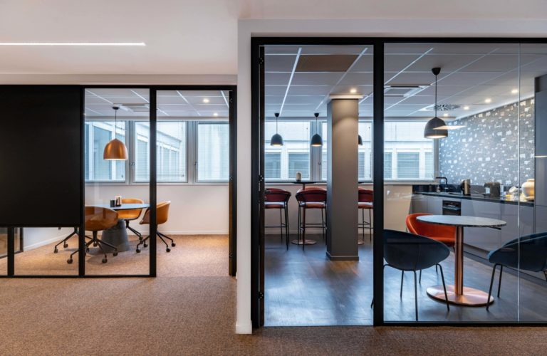 Cabinet d'avocat avec salle de réunion et espace de détente, design en cuivre et noir, par JoyDesign Intérieur.