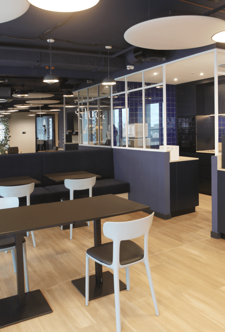 Espace de restauration moderne dans des bureaux conçus par JoyDesign Intérieur, avec le bleu au cœur du design, situés dans l’hypercentre de Rennes.