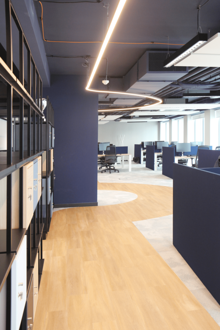 Bureaux modernes et spacieux avec une dominance de bleu, conçus par JoyDesign Intérieur, situés dans l’hypercentre de Rennes.