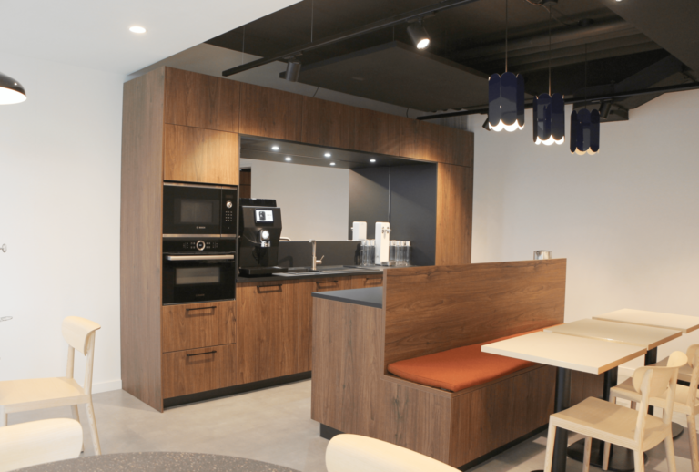 Cuisine moderne et élégante dans des bureaux de 700m², équipée d'appareils intégrés et d'un espace repas, conçue par JoyDesign Intérieur.