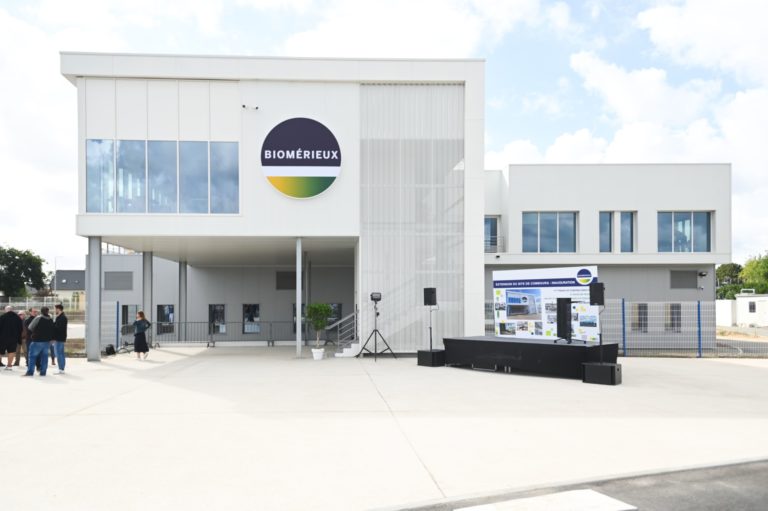 Façade des très grands bureaux de BioMérieux, conçue par JoyDesign Intérieur, lors de l'inauguration.