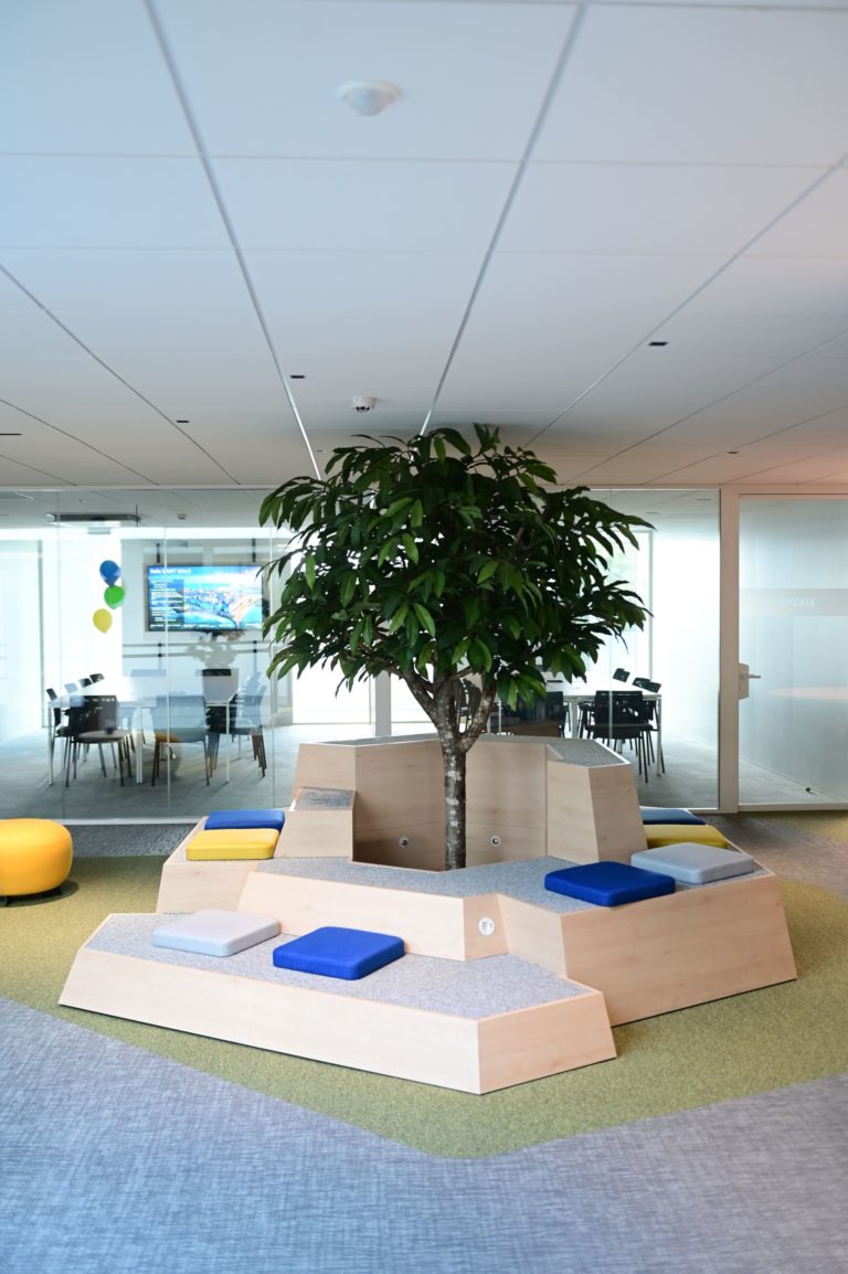 Coin détente avec végétation intérieure dans les très grands bureaux de BioMérieux, conçu par JoyDesign Intérieur.