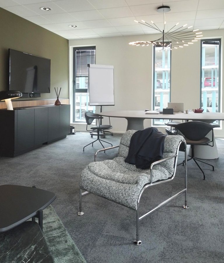 Bureau de direction spacieux et élégant avec mobilier moderne.