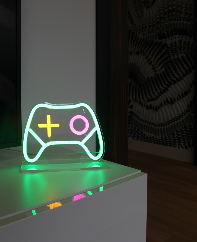 Luminaire LED en forme de manette de jeu.