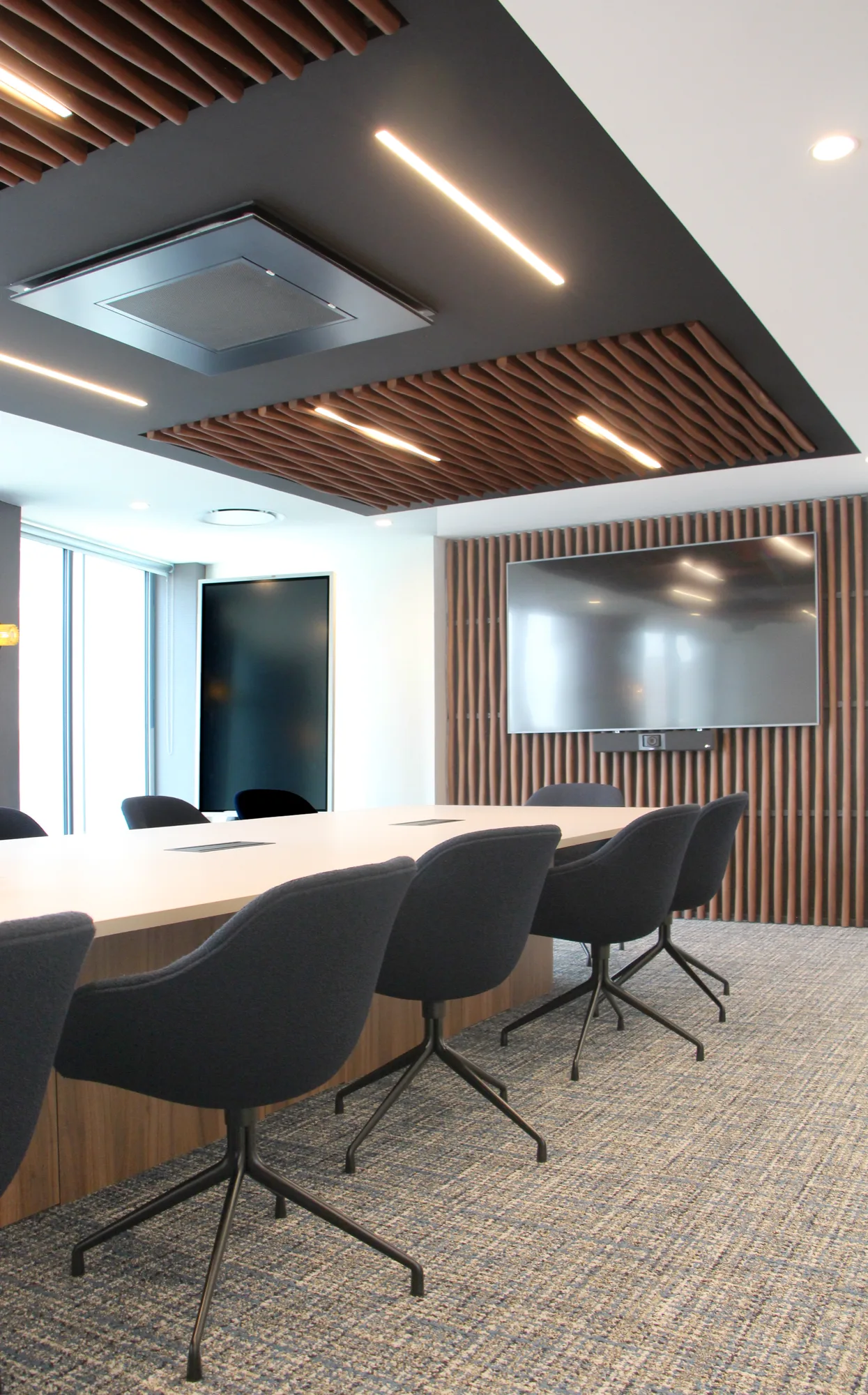 Salle de réunion habillée de bois avec traitement acoustique